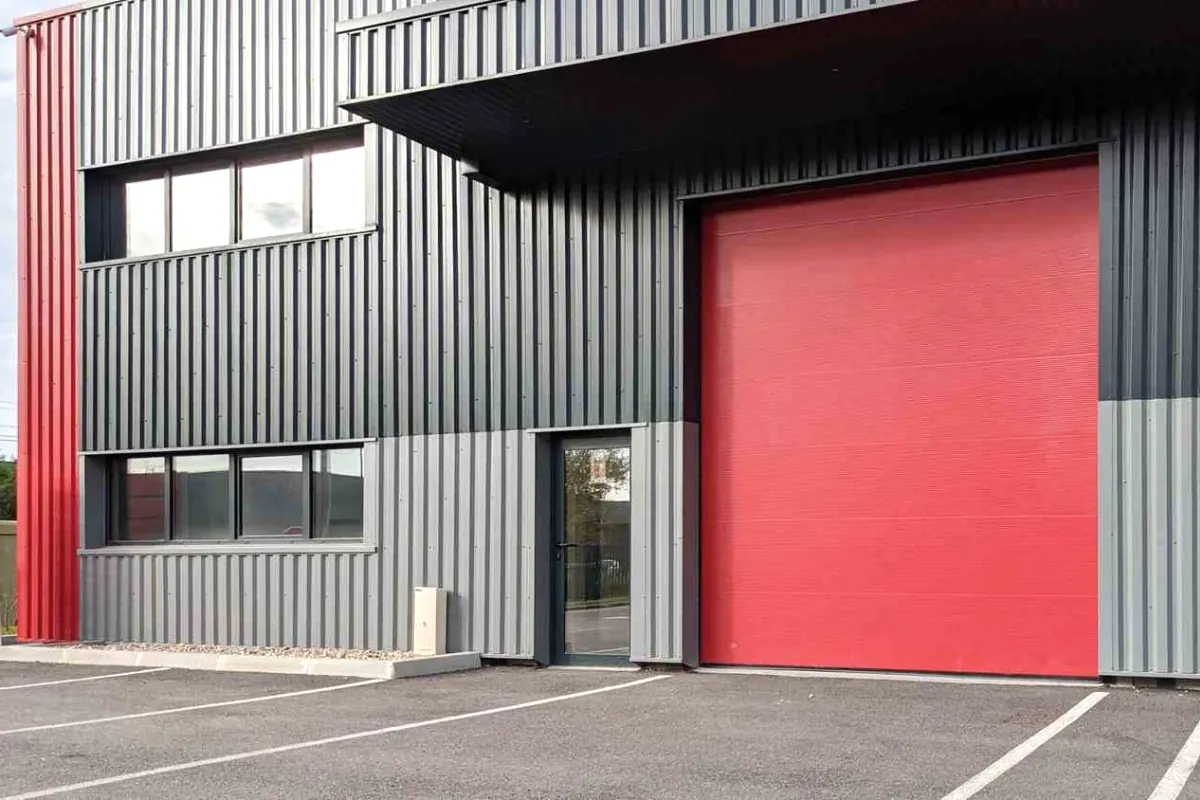 Naves por fuera: chapa, panel y puertas en Berriozar